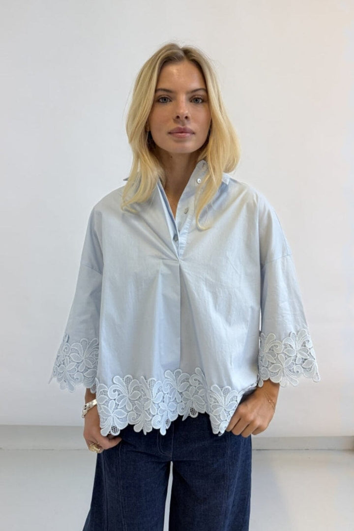 Continue - Klara Embroidery 15118 - Light Blue