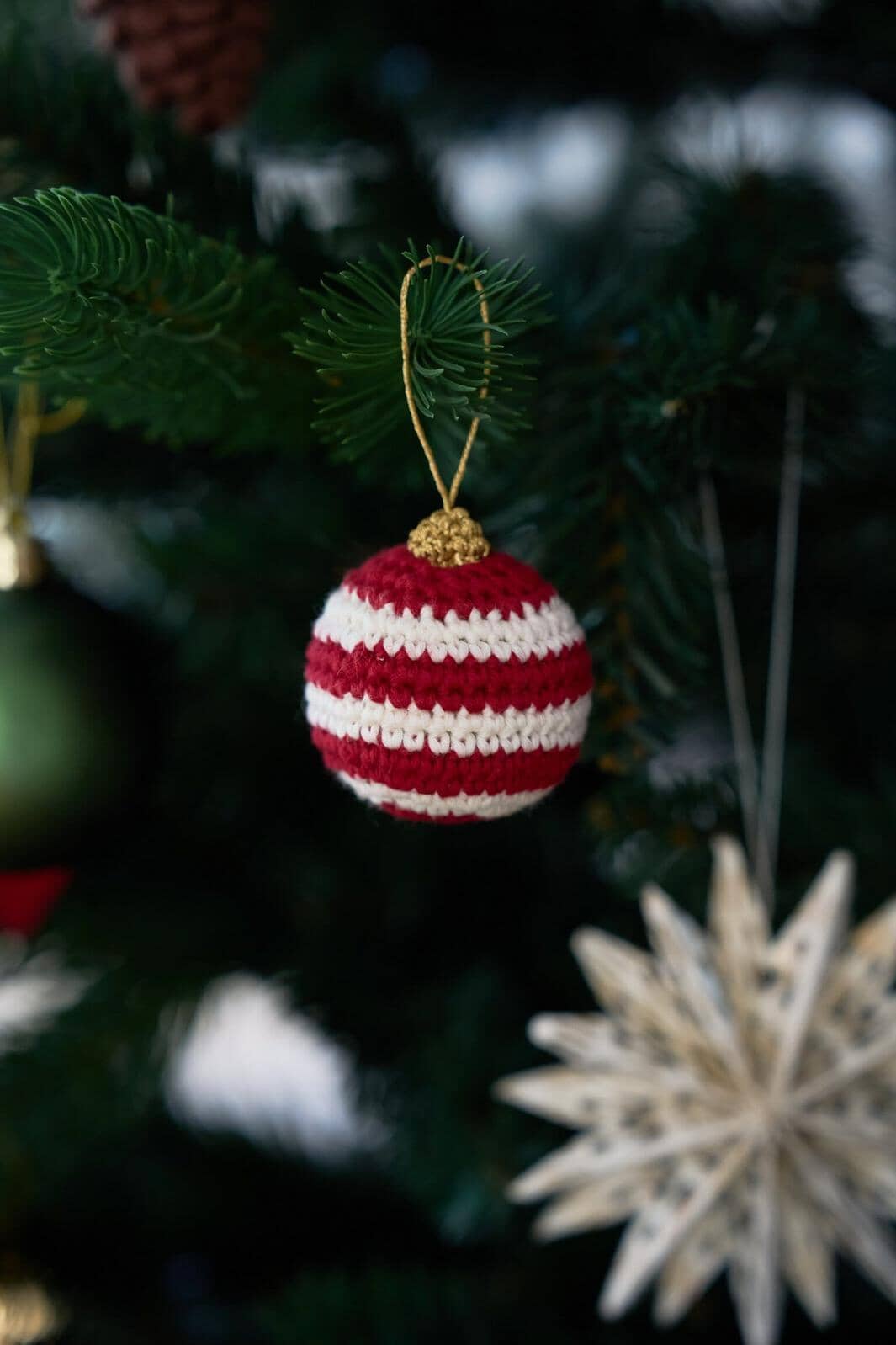 Lille Arv - Hæklet Julekugle Mini - Rød med hvide striber 