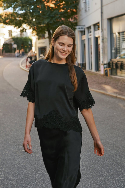 Neo Noir - Elle Heavy Sateen Lace Top 170661 - 100 - Black T-shirts 
