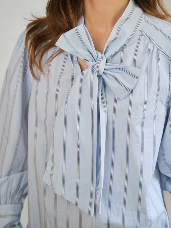Neo Noir - Jaz Bow Stripe Blouse 166718 - 145 - Light Blue Skjorter 